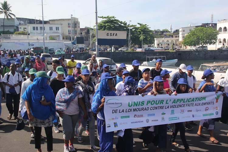 Marche pacifique / Une marche pour dénoncer la violence faite aux femmes et aux enfants